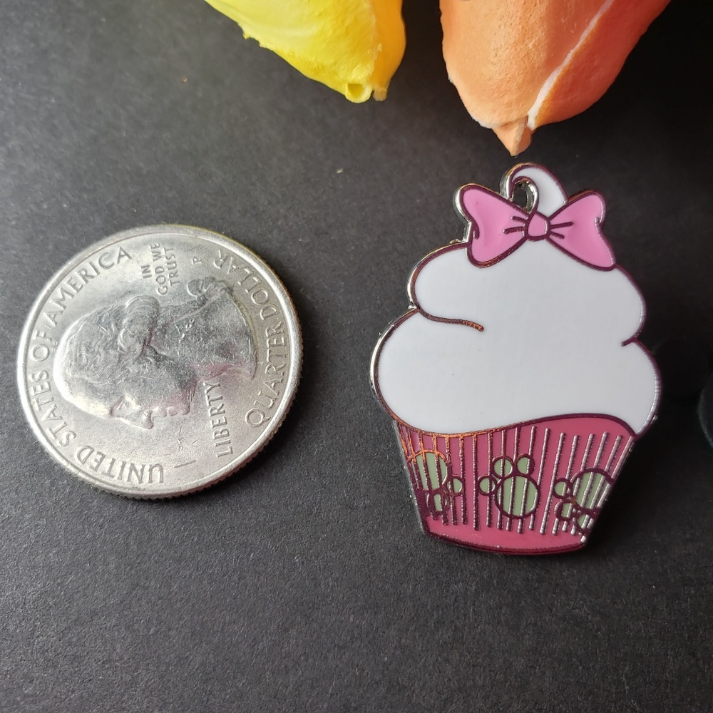 4/$25 Disney Marie Cupcake pin - Picture 2 of 3
